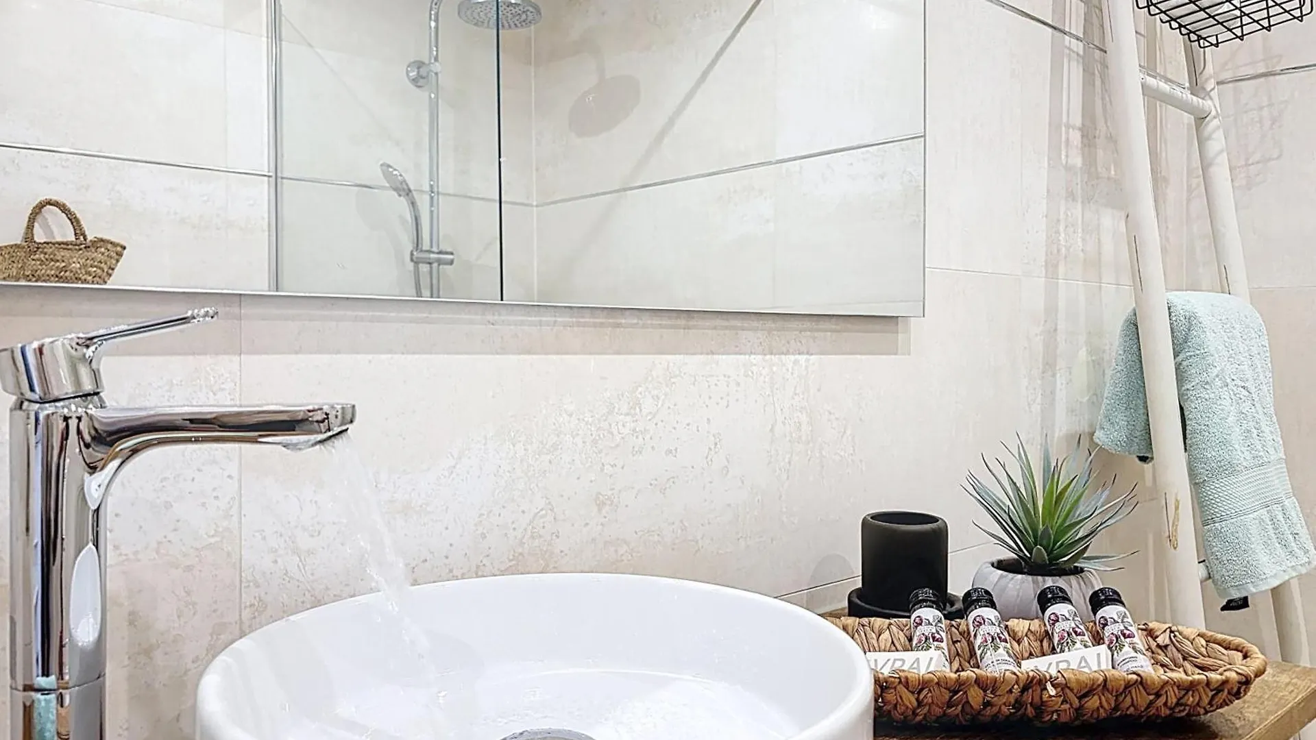 Apartment Suite Jardin Signature - Magnifique 2 Pieces - 4 Pers - Piscine - Plages 2Km Antibes France